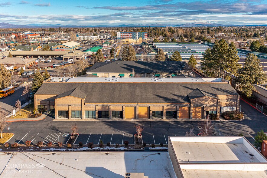 2491 NE Twin Knolls Dr, Bend, OR à louer - Photo du bâtiment - Image 2 de 20