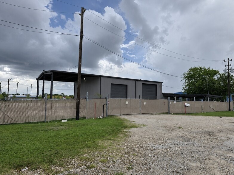 1812 W D St, La Porte, TX for lease - Building Photo - Image 3 of 10