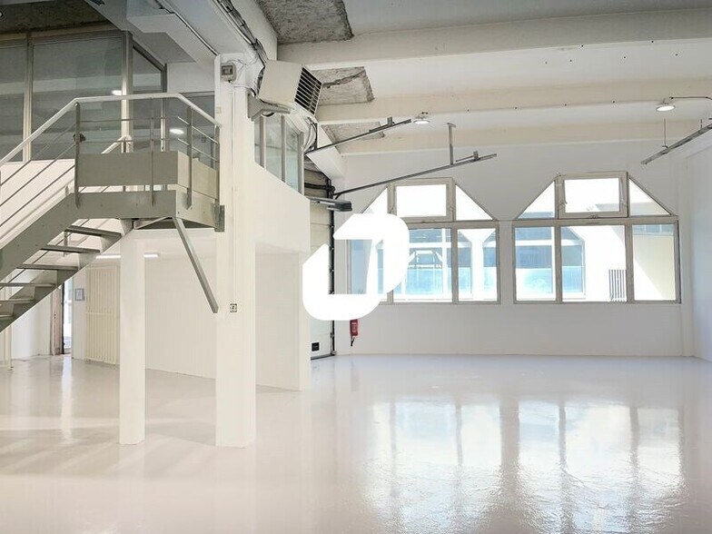 Flex in Aubervilliers for lease - Interior Photo - Image 2 of 8