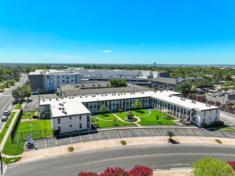 1101 Clayton Ln, Austin, TX à vendre - Photo du bâtiment - Image 3 de 9