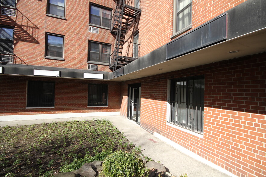 42-60 Main St, Flushing, NY à louer - Photo du bâtiment - Image 3 de 8