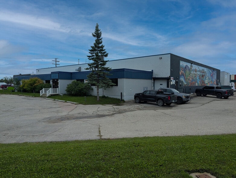 154 Paramount Rd, Winnipeg, MB for lease - Building Photo - Image 1 of 3