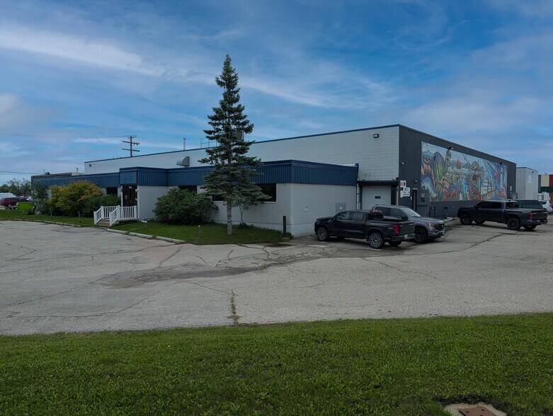154 Paramount Rd, Winnipeg, MB à louer - Photo du bâtiment - Image 1 de 3
