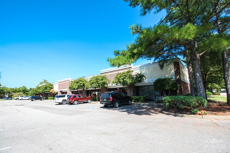 1682 Shelby Oaks Dr N, Memphis, TN à louer - Photo du bâtiment - Image 3 de 6