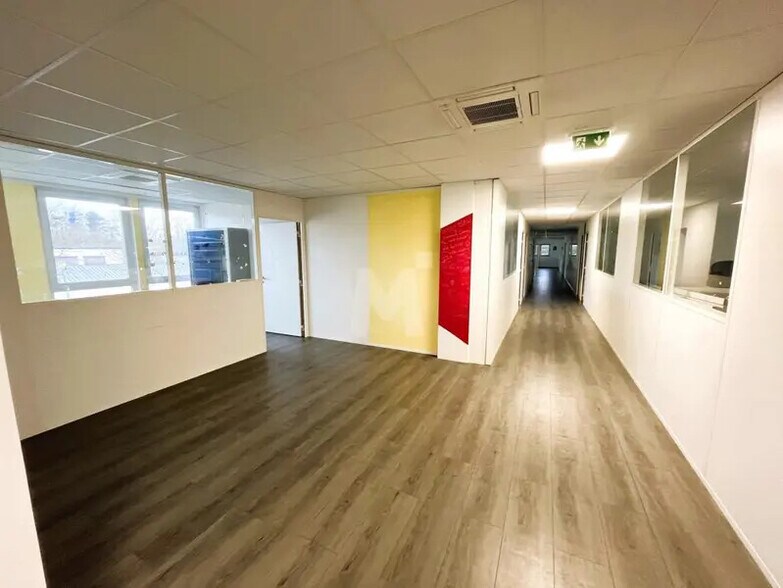 Office in Ris-Orangis for lease - Building Photo - Image 2 of 16