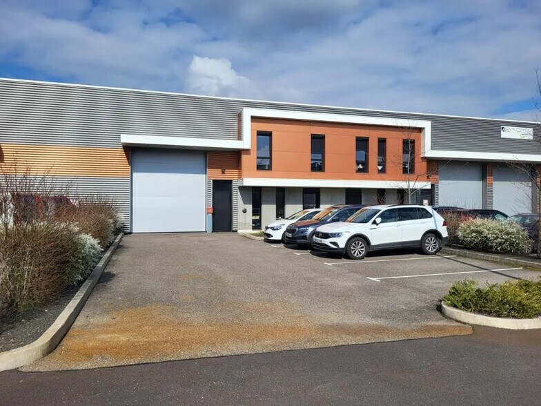 Flex dans Meyzieu à louer - Photo du bâtiment - Image 2 de 6