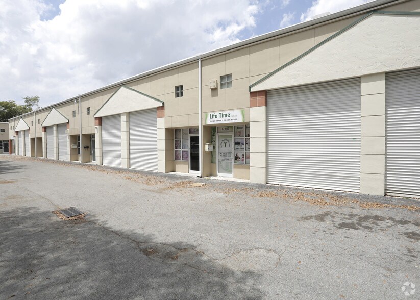 12300-12316 SW 132nd Ct, Miami, FL à vendre - Photo du bâtiment - Image 2 de 4