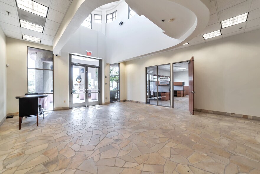 11540 S Eastern Ave, Henderson, NV à louer - Photo du bâtiment - Image 2 de 8
