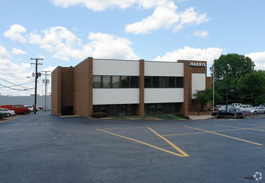3930 Fulton Dr Nw, Canton, OH à louer - Photo du bâtiment - Image 3 de 5