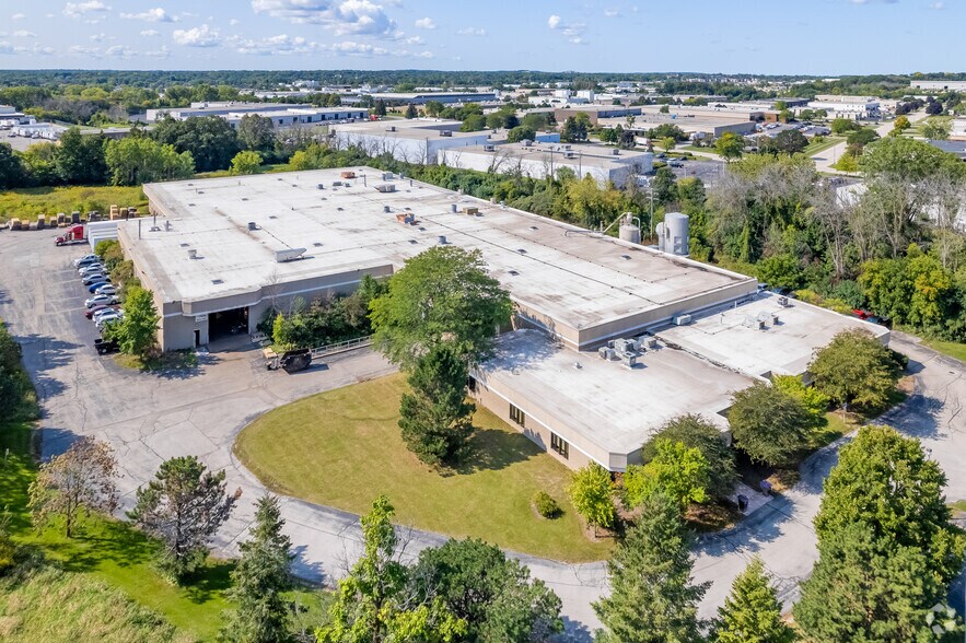 W139N9499 State Highway 145, Menomonee Falls, WI à vendre - Photo du bâtiment - Image 1 de 39