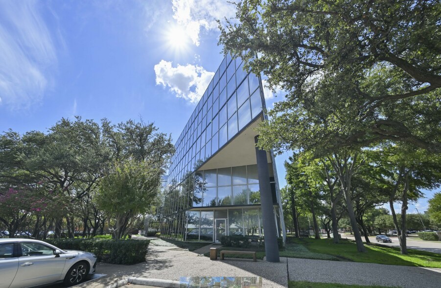 8600 Freeport Pky, Irving, TX à vendre - Photo du bâtiment - Image 3 de 11