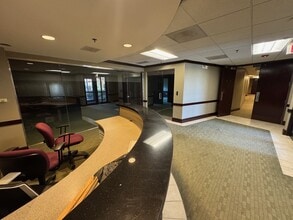 4370 W 109th St, Overland Park, KS à louer Photo intérieure- Image 2 de 8