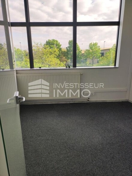Office in Champigny Sur Marne for lease - Interior Photo - Image 3 of 10