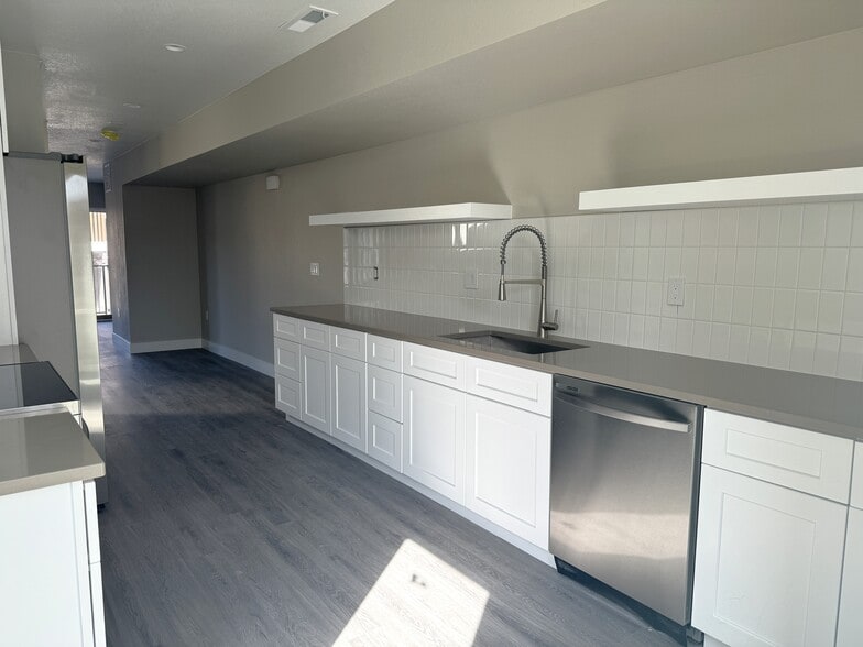 15 New Construction Townhomes portfolio of 2 properties for sale on LoopNet.ca - Building Photo - Image 3 of 36