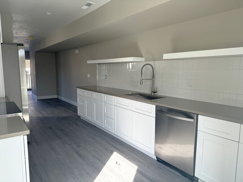 15 New Construction Townhomes portefeuille de 2 propriétés à vendre sur LoopNet.ca - Photo du bâtiment - Image 3 de 36