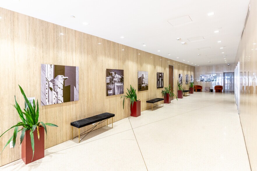 515 Houston St, Fort Worth, TX à louer - Photo du bâtiment - Image 3 de 7