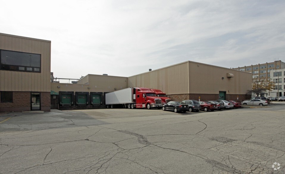 300 N Jefferson St, Milwaukee, WI à vendre - Photo du bâtiment - Image 2 de 8