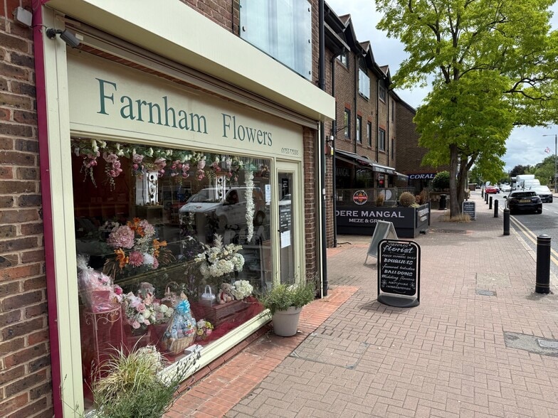 Shop 1, The Centre, Prospect House, The Broadway, Farnham Common for lease - Building Photo - Image 2 of 5