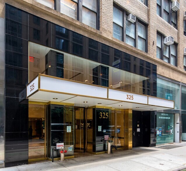 325 W 38th St, New York, NY à louer - Photo du bâtiment - Image 1 de 3