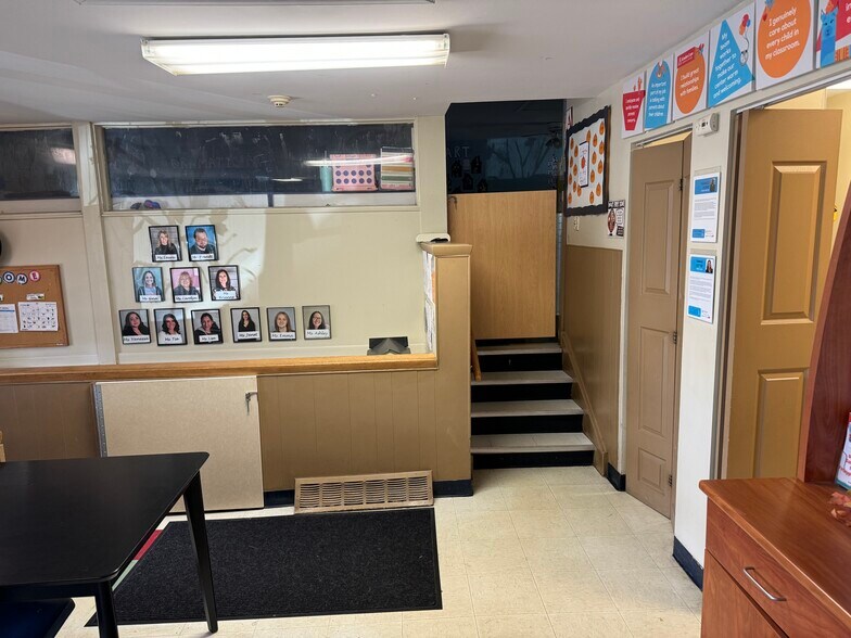 4717 W Crystal Lake Rd, Mchenry, IL à vendre - Photo intérieure - Image 3 de 6