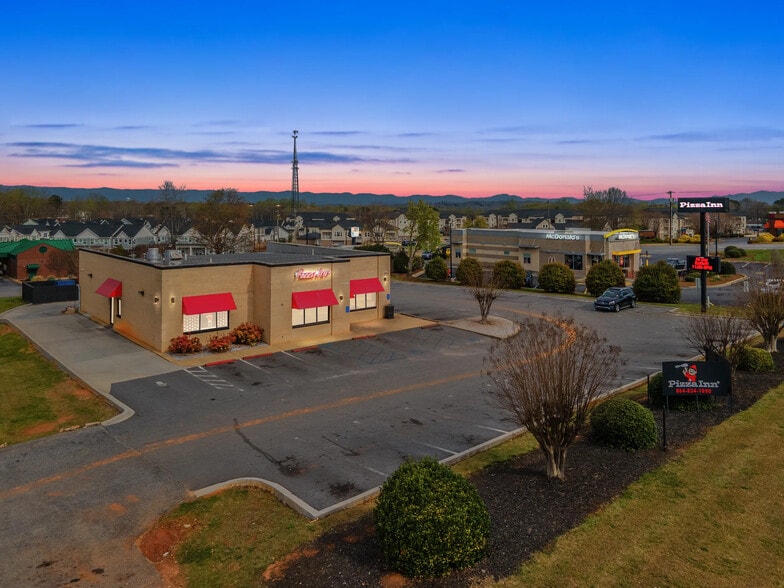 515 Roe Center Ct, Travelers Rest, SC for lease - Building Photo - Image 3 of 6