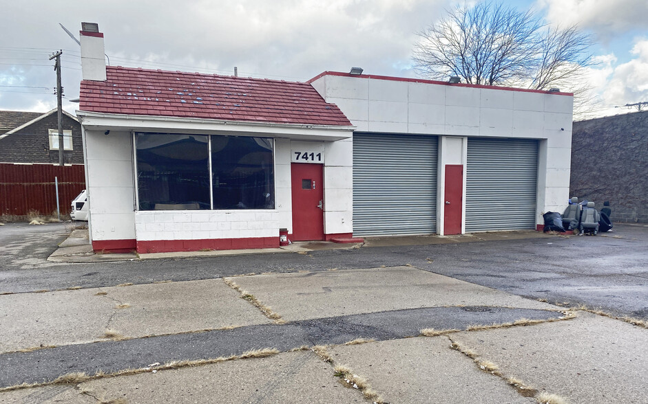 7411 E 7 Mile Rd, Detroit, MI for sale - Building Photo - Image 1 of 1