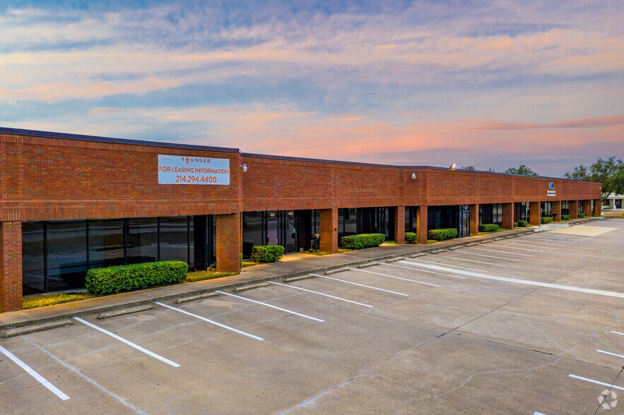 1555 Valwood Pky, Carrollton, TX à louer - Photo du bâtiment - Image 3 de 6