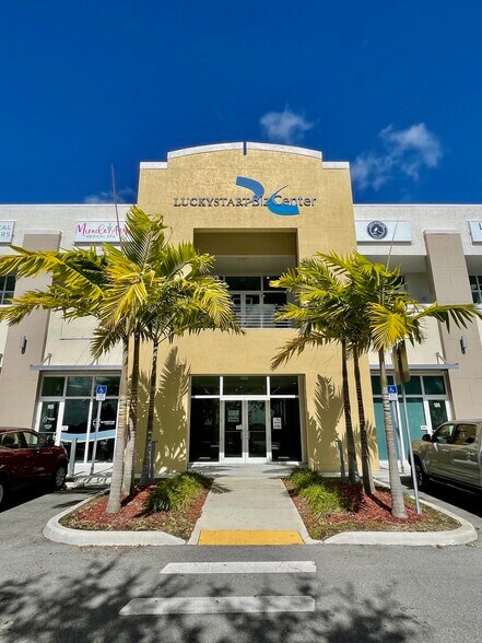 14221 SW 120th St, Miami, FL à louer - Photo du bâtiment - Image 2 de 7