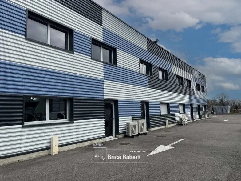 Office in Dagneux for lease - Building Photo - Image 1 of 5