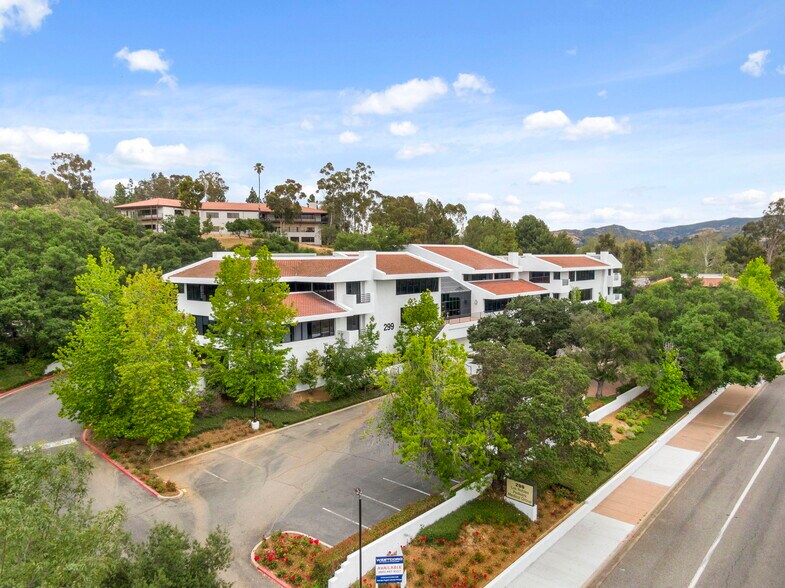 299 W Hillcrest Dr, Thousand Oaks, CA à louer - Photo du bâtiment - Image 1 de 12