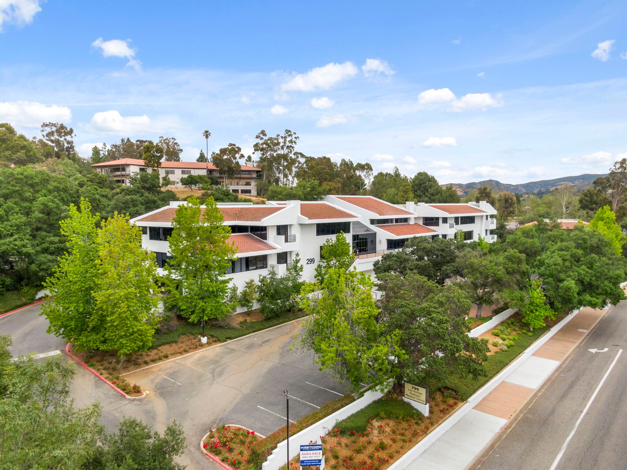 299 W Hillcrest Dr, Thousand Oaks, CA à louer Photo du bâtiment- Image 1 de 13
