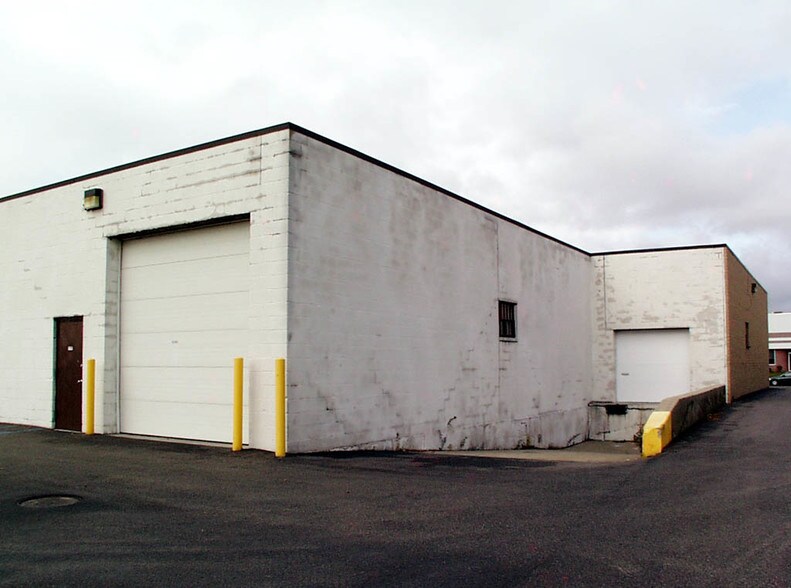 50 Keyland Ct, Bohemia, NY à vendre - Photo du bâtiment - Image 2 de 5