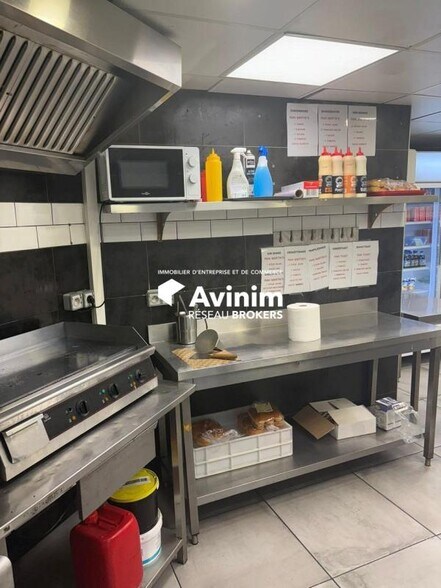 Retail in Les Pennes-Mirabeau for sale - Building Photo - Image 2 of 5