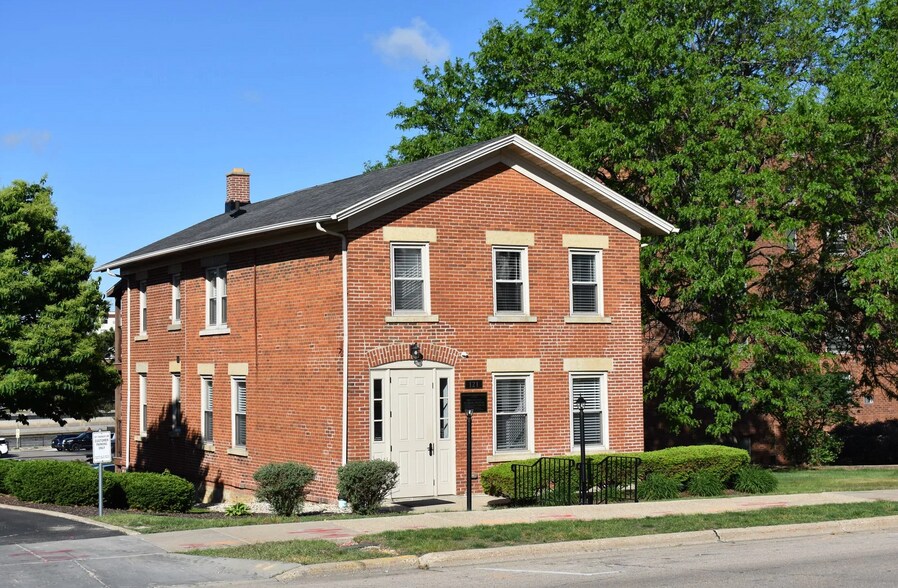 121 N Parker Dr, Janesville, WI à louer - Photo du bâtiment - Image 2 de 8