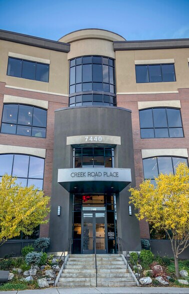 7440 S Creek Rd, Sandy, UT à louer - Photo du bâtiment - Image 3 de 9