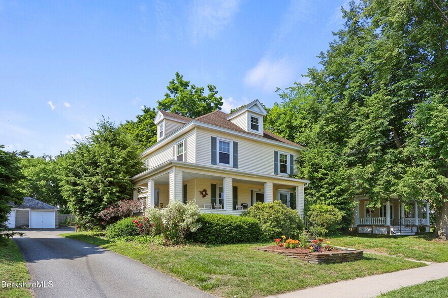92 Elm St, Pittsfield, MA à vendre - Photo du bâtiment - Image 2 de 27