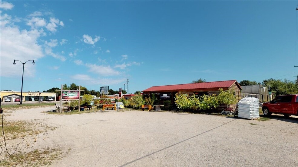 318 Main, Davis, OK for sale - Building Photo - Image 2 of 10