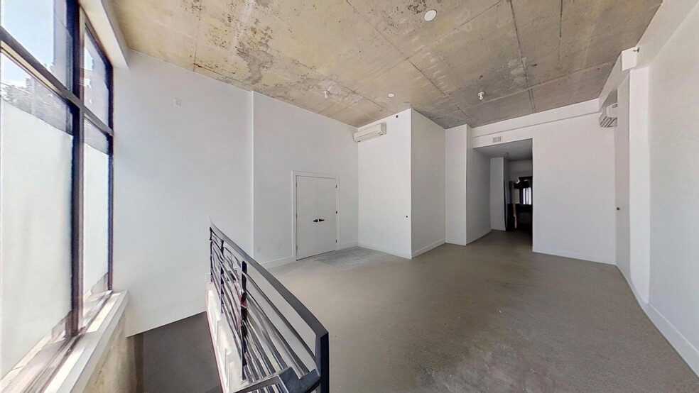 27 Montrose Ave, Brooklyn, NY for lease - Interior Photo - Image 3 of 8