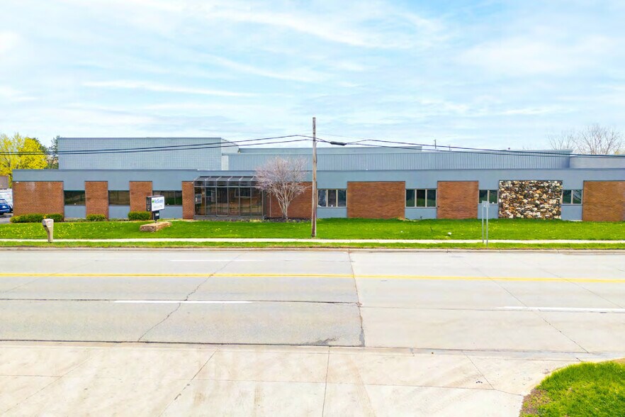 23600 Schoenherr Rd, Warren, MI à vendre - Photo du bâtiment - Image 1 de 20