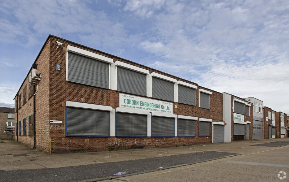 Units C & D Chesham Close, Romford portfolio of 2 properties for sale on LoopNet.ca - Primary Photo - Image 3 of 10