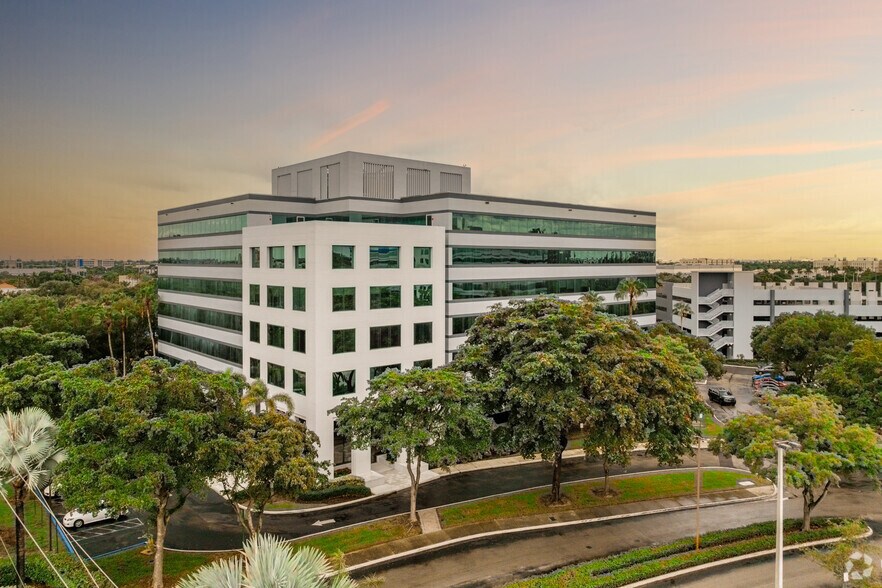 8750 NW 36th St, Doral, FL à louer - Photo du bâtiment - Image 2 de 5
