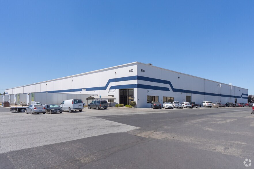 800 N Plaza Dr, Visalia, CA à louer - Photo principale - Image 1 de 3
