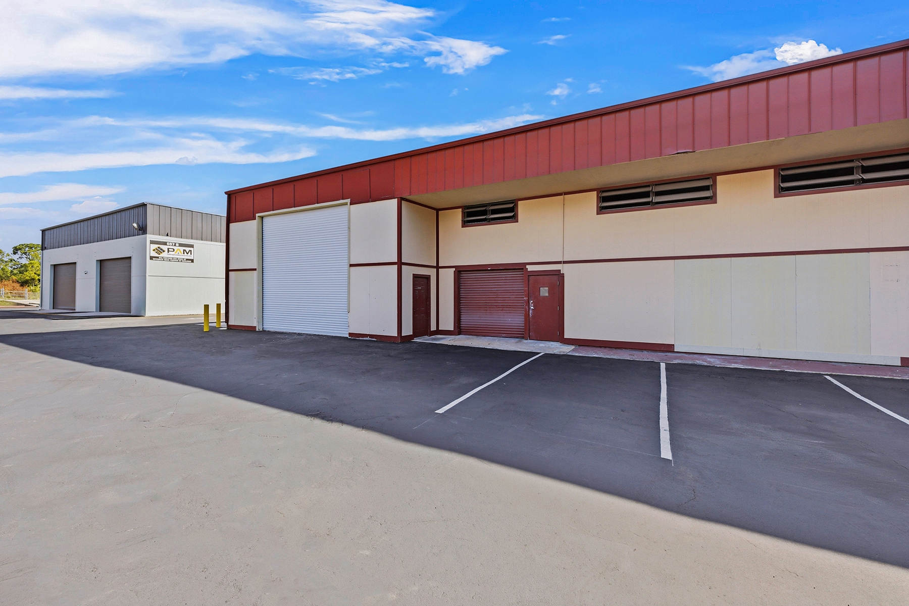 657 NE Dixie Hwy, Jensen Beach, FL for lease Building Photo- Image 1 of 2