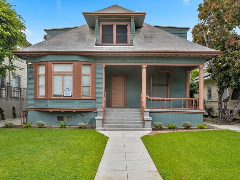 1227 W 30th St, Los Angeles, CA à vendre - Photo du bâtiment - Image 2 de 21