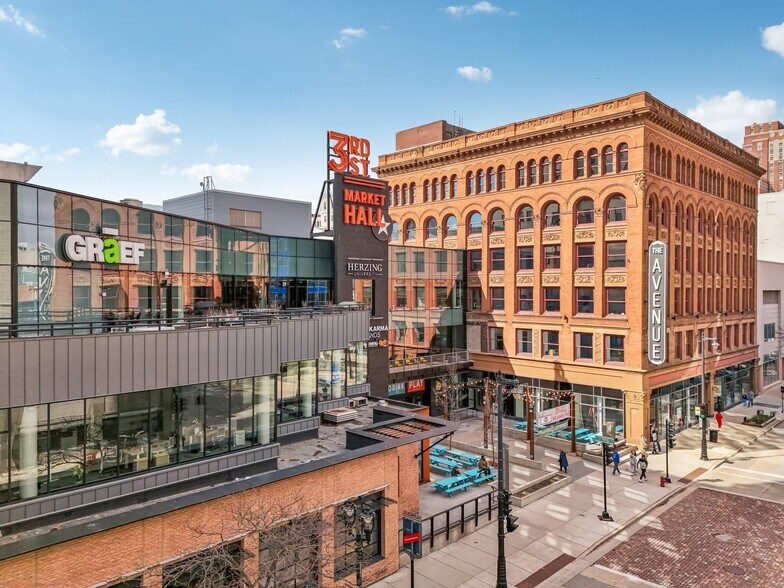 301 W Wisconsin Ave, Milwaukee, WI à louer - Photo du bâtiment - Image 2 de 17