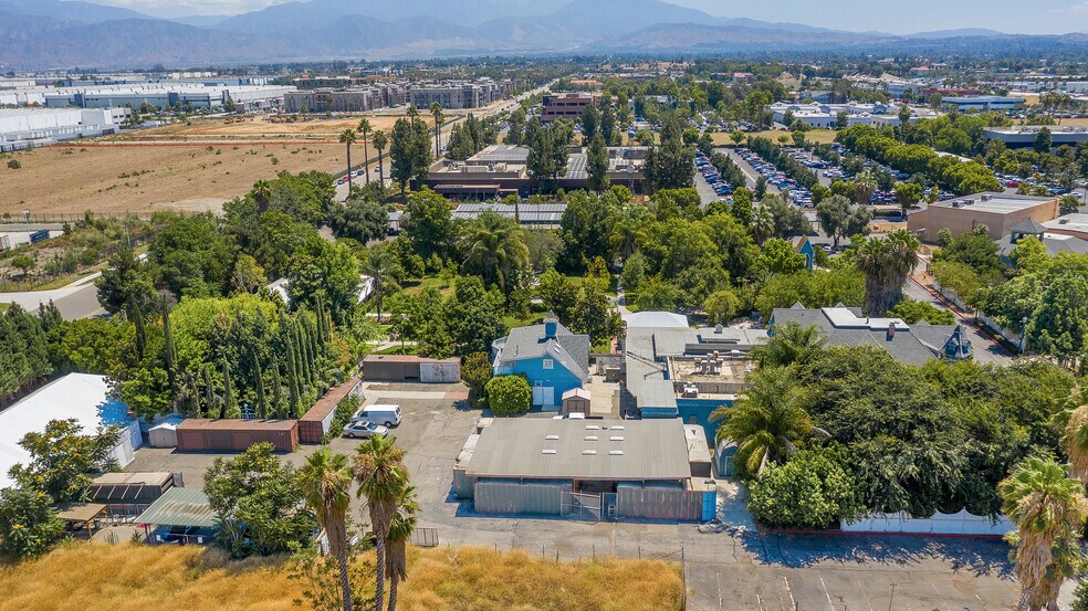 2064 Orange Tree Ln, Redlands, CA à vendre - Photo du bâtiment - Image 3 de 91