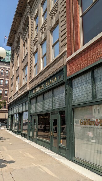 115 W Jefferson St, Bloomington, IL à louer - Photo principale - Image 1 de 10