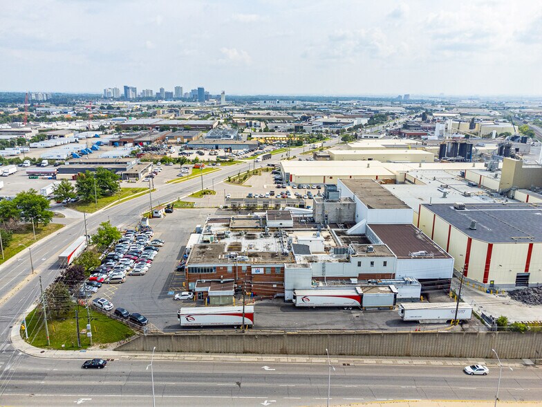 32 Kennedy Rd, Brampton, ON à vendre - Photo du bâtiment - Image 3 de 7