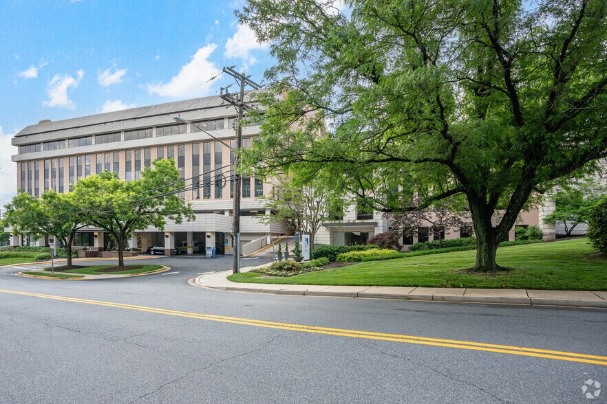5410 Edson Ln, North Bethesda, MD à louer - Photo du bâtiment - Image 3 de 20