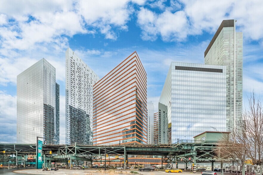 28-07 Jackson Ave, Long Island City, NY à louer - Photo du bâtiment - Image 2 de 5